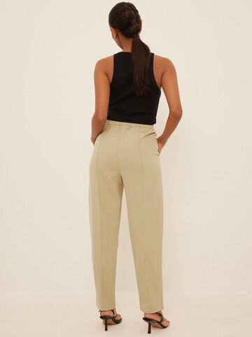 Regular Pantalon à plis NA-KD en beige