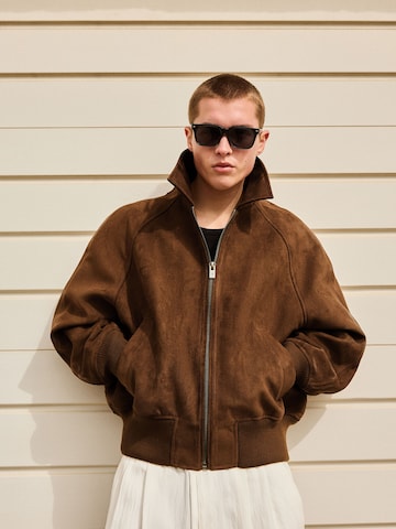 Veste mi-saison Bershka en marron : devant