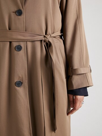 Manteau mi-saison 'CARCHLOE' ONLY Carmakoma en marron