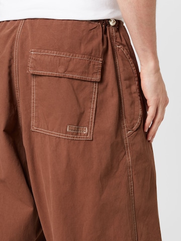 BDG Urban Outfitters - Loosefit Calças em castanho