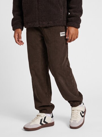 Hummel Loosefit Broek in Bruin: voorkant