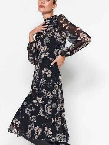 Trendyol Šaty – černá