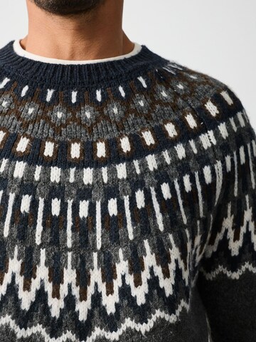Next Pullover in Grau
