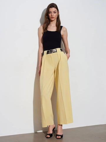 Dilvin Wide leg Trousers in Yellow