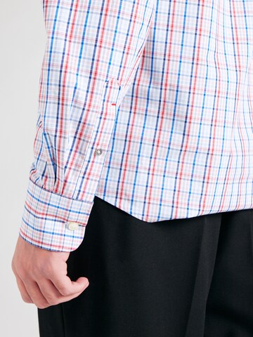 Coupe regular Chemise FYNCH-HATTON en rouge