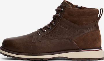 Bottines à lacets TOMMY HILFIGER en marron : devant