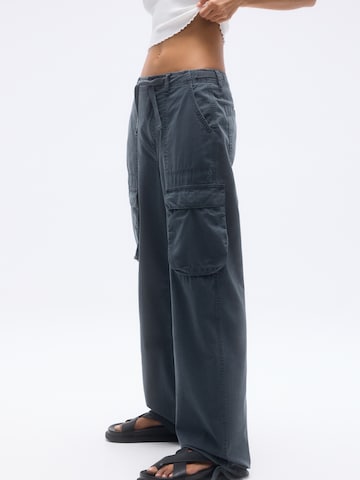 Pull&BearLoosefit Cargo hlače - siva boja