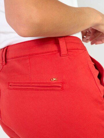 Coupe slim Pantalon chino Le Temps Des Cerises en rouge