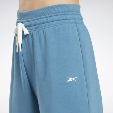 Effilé Pantalon de sport Reebok en bleu