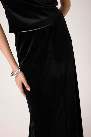 SOAKED IN LUXURY Rock in Schwarz