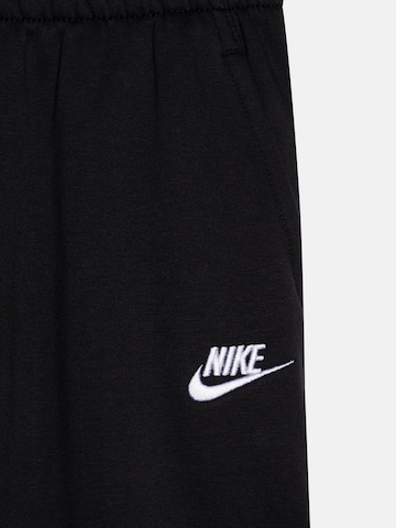 Wide leg Pantaloni 'CLUB' di Nike Sportswear in nero