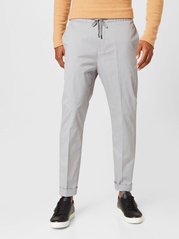 Effilé Pantalon à plis 'TRAVIN' Tiger of Sweden en gris : devant