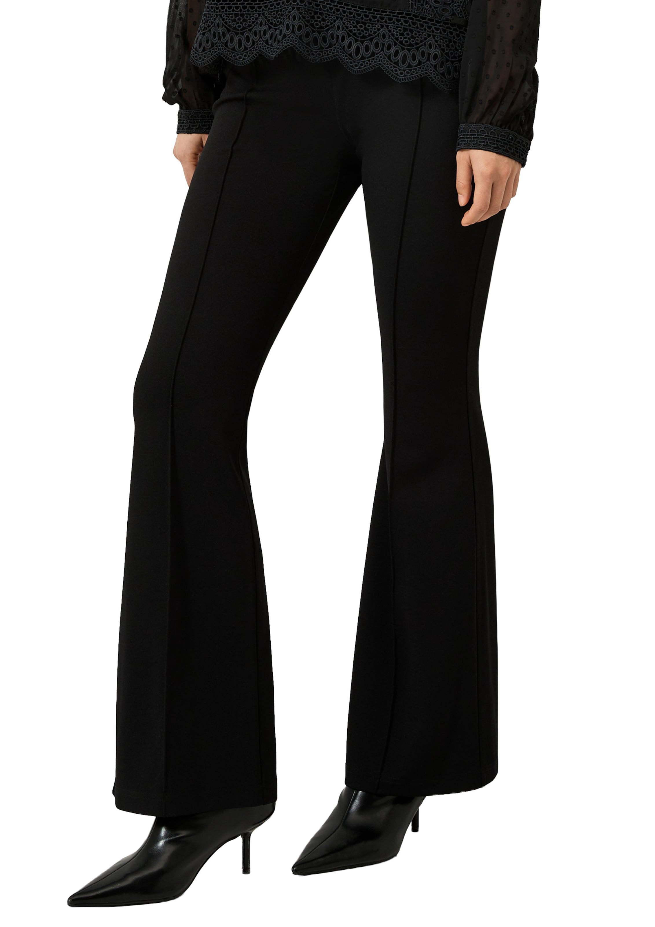 QS Flared Broek in Zwart: voorkant