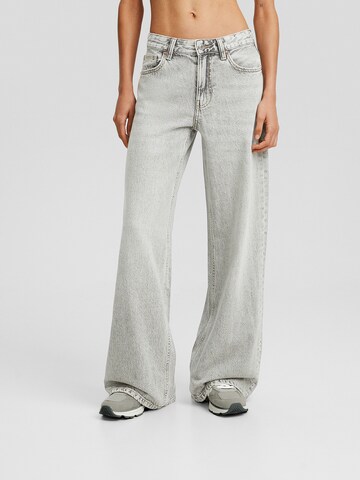 Bershka Wide leg Jeans in Grey: front