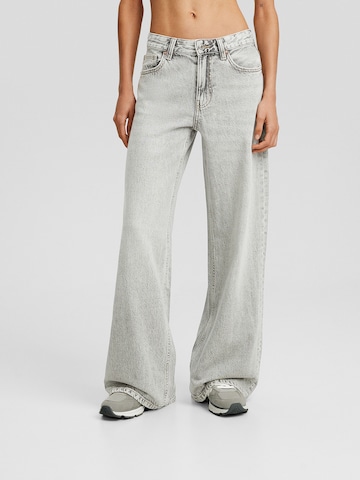 Bershka Wide leg Jeans in Grey: front