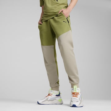 Effilé Pantalon de sport PUMA en vert : devant
