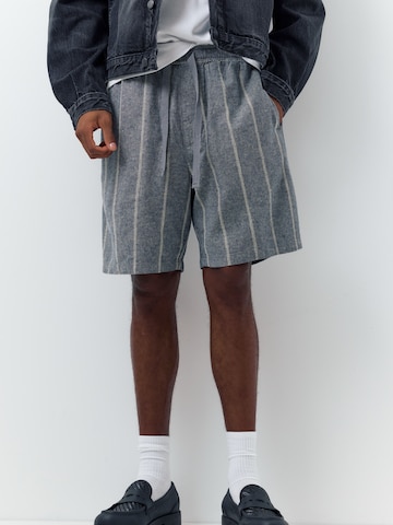 Pull&Bear Bő szár Nadrág - szürke: elől