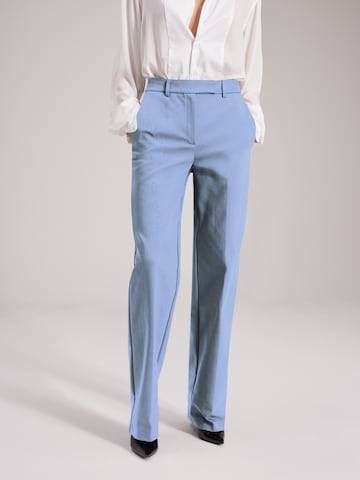 RÆRE by Lorena Rae Loosefit Broek 'Arven Tall' in Blauw: voorkant