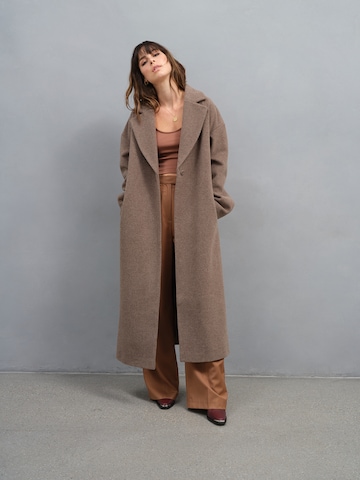 A LOT LESS Between-Seasons Coat 'Sydney' in Brown: front