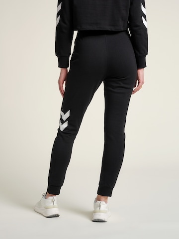 Tapered Pantaloni sportivi di Hummel in nero