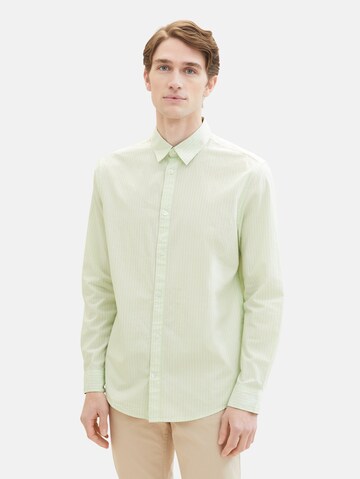 Coupe regular Chemise TOM TAILOR en vert : devant