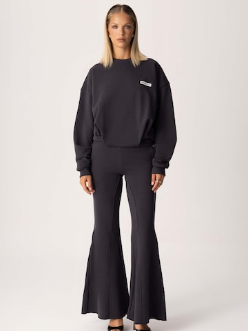 FEMSSY Rozkloszowany krój Spodnie 'LOOM SWEATPANTS GRAPHITE' w kolorze szary: przód