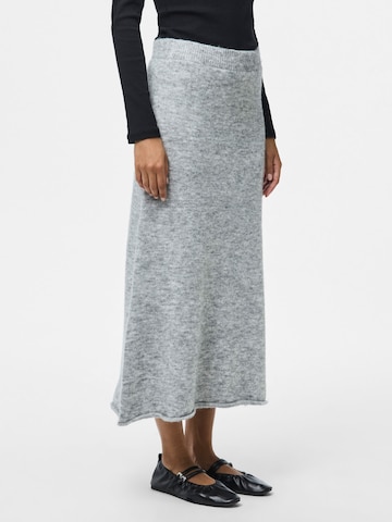 PIECES - Falda 'PCPam' en gris: frente