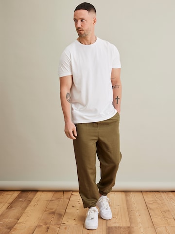 DAN FOX APPAREL Tapered Housut 'Luca' värissä vihreä