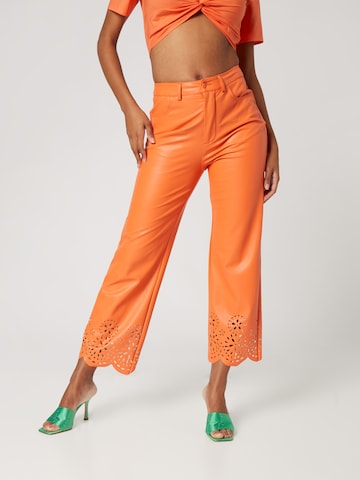 Katy Perry exclusive for ABOUT YOU - Acampanado Pantalón 'Nala' en naranja: frente