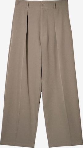 Bershka Loose fit Pleat-front trousers in Beige: front