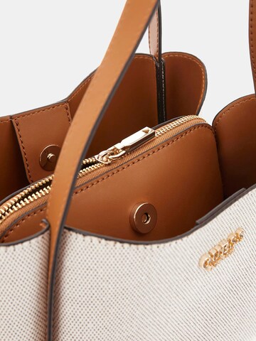 GUESS Handtasche 'Nicolette' in Braun