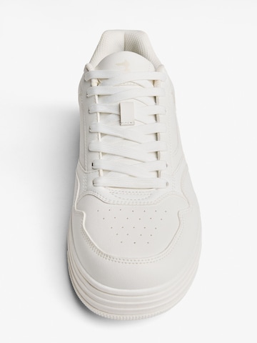 Bershka Trampki niskie w kolorze biały