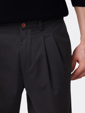MMXGERMANY Tapered Chinohose in Grau
