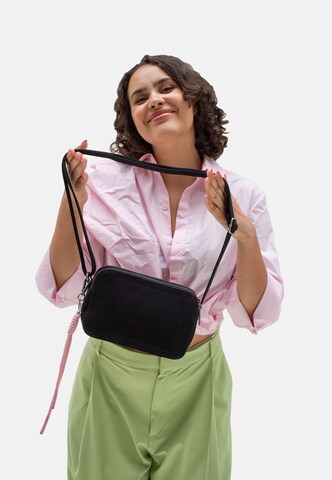 Fritzi aus Preußen Crossbody Tasche 'Jony Suede Jacky' in Schwarz: Vorderseite