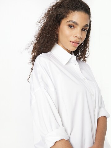 GUESS - Blusa en blanco