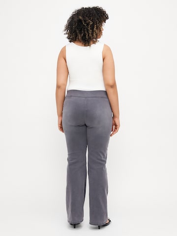 ONLY Carmakoma Разкроени Дънки 'CARAugusta' в сиво