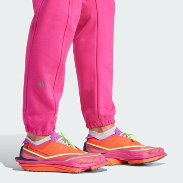 Tapered Pantaloni sportivi di ADIDAS BY STELLA MCCARTNEY in rosso