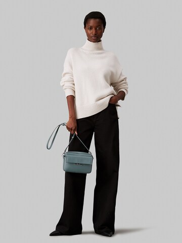 Calvin Klein Umhängetasche 'LINEAR' in Grün