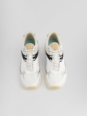 Sneaker low de la Bershka pe alb