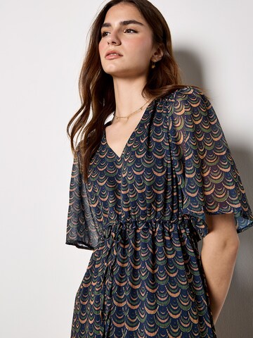 Apricot Kleid in Blau