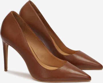 Kazar Pumps in Brown