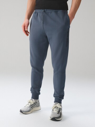 Next Tapered Hose 'Active Training Division' in Grau: Vorderseite