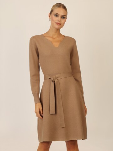 APART Knitted dress in Brown: front