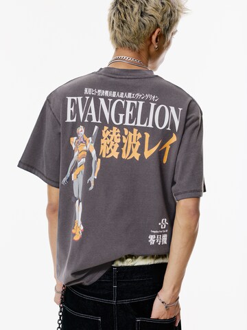 Tricou 'EVANGELION' de la Pull&Bear pe gri: față