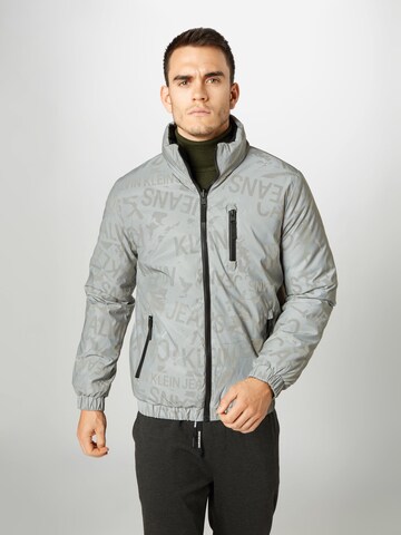 Calvin Klein Jeans Klasický střih Zimní bunda – šedá: přední strana