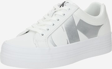 Baskets basses Calvin Klein Jeans en blanc : devant