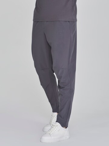 Tapered Pantaloni 'Smart' di SikSilk in grigio
