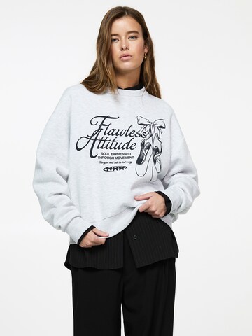 Bluză de molton de la Pull&Bear pe gri: față