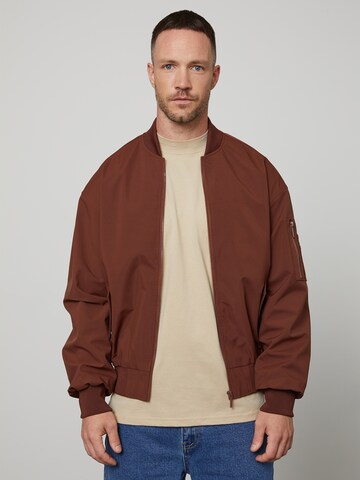 DAN FOX APPAREL Tussenjas 'Kalle' in Bruin: voorkant