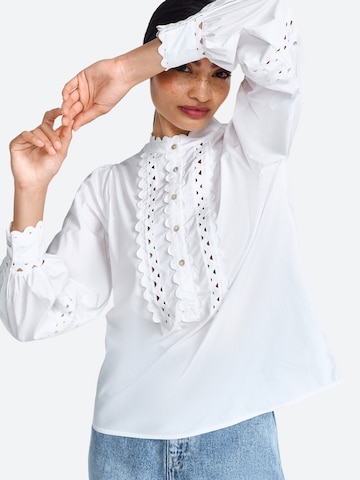 Rich & Royal Blouse in White: front